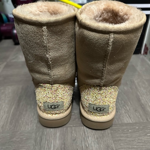 Size 6 tan diamond Uggs. Never worn. Stored w/ filler inside to prevent creases - Picture 4 of 4